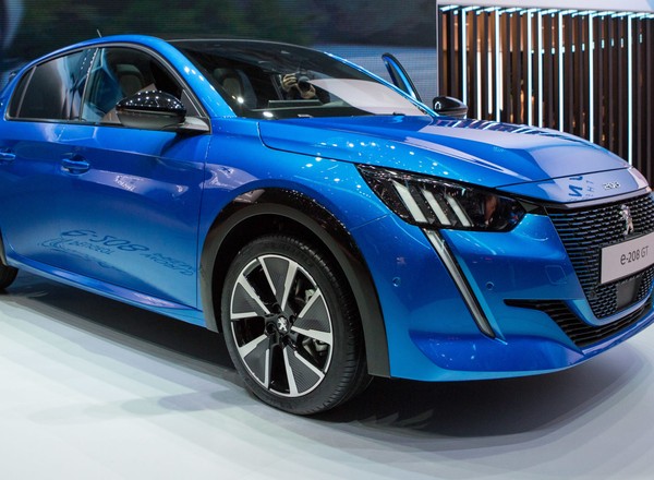 Można już zarezerwować elektrycznego Peugeota e-208. Kaucja całkiem mała