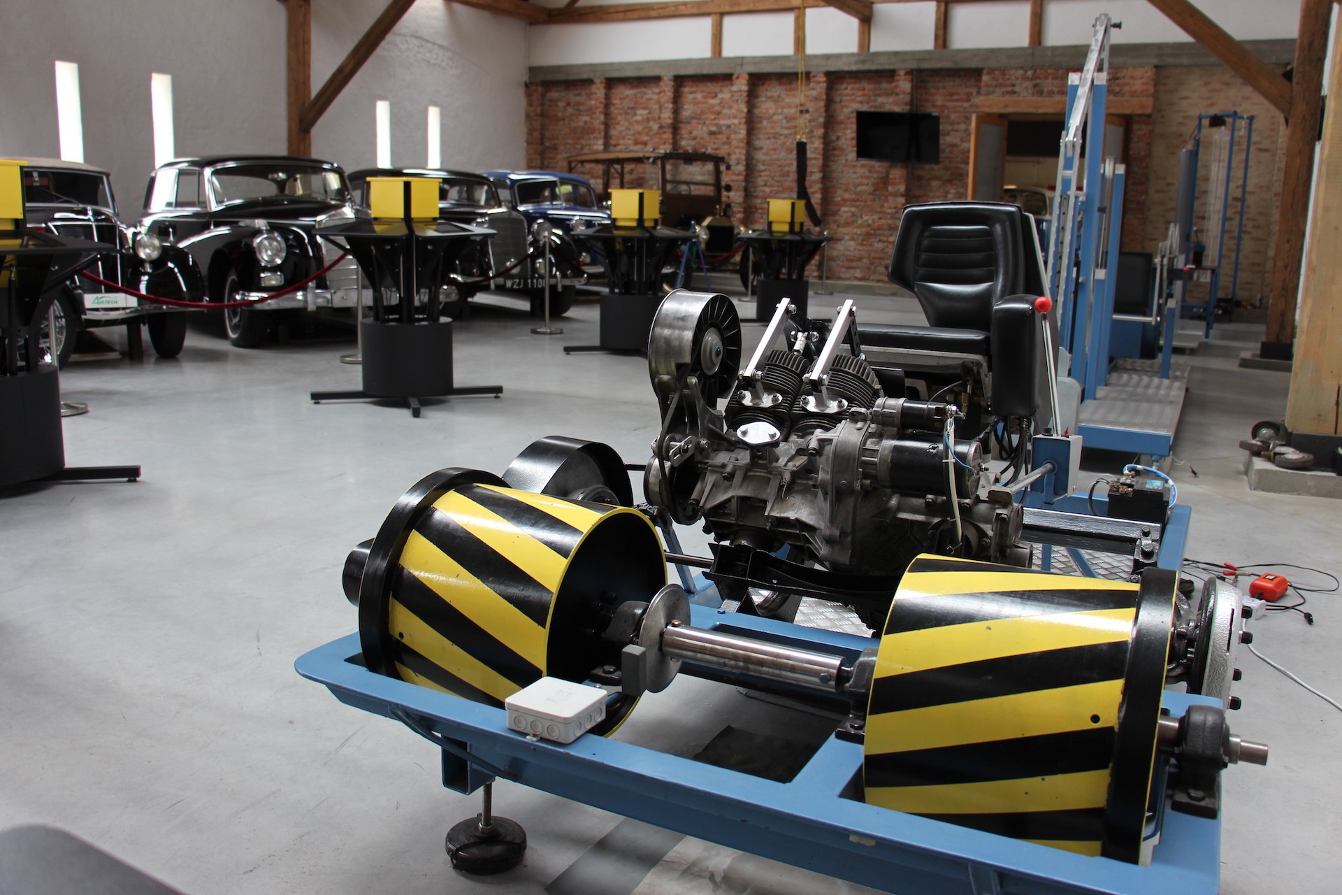Metamuzeum Motoryzacji to ciekawa kolekcja klasycznych aut i pomysłowe urządzenia doświadczalne, które pomagają zrozumieć technikę samochodów.