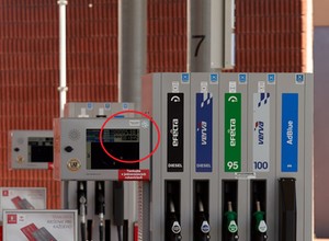 Wlepiają supermandaty na stacjach benzynowych. 3 tys. zł za tankowanie taniego paliwa na zapas