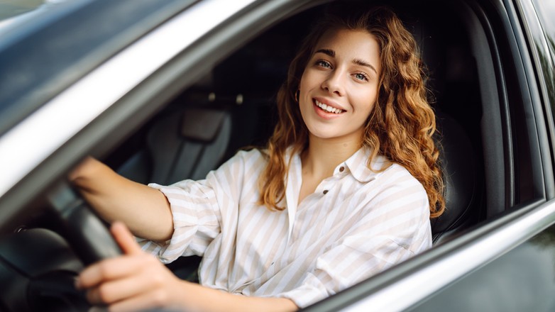 Młoda kierująca