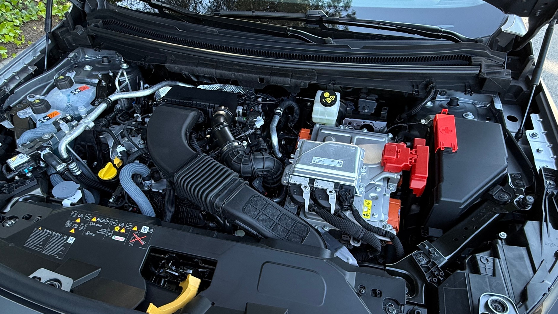 Renault Austral Esprit Alpine e-Tech 200 ma silnik spalinowy i dwa silniki elektryczne