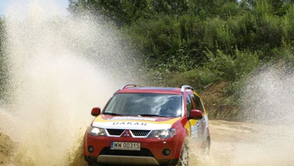 Dakarowy Outlander w kamieniołomie