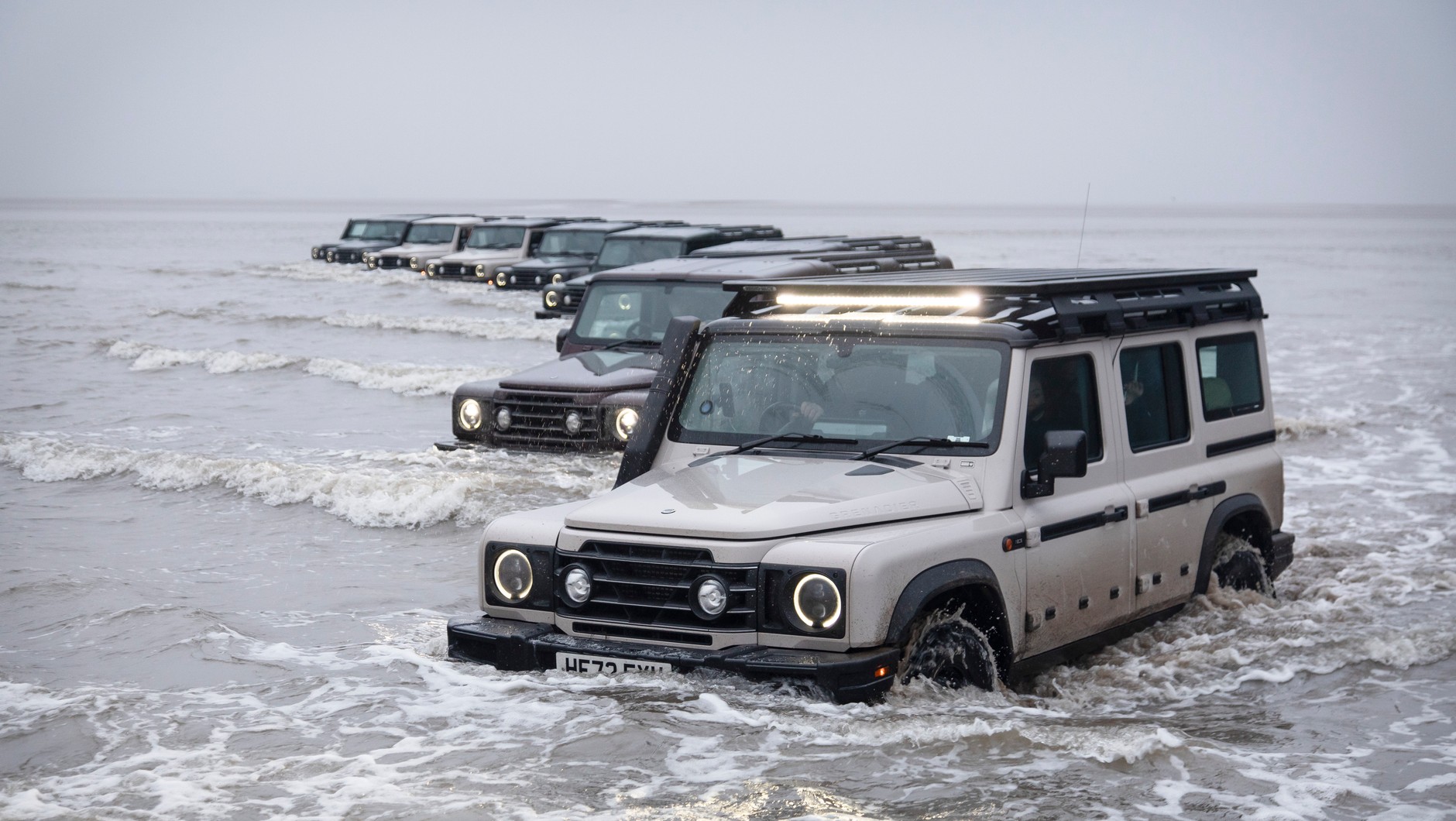 Na pierwszym planie auto z bagażnikiem dachowym, snorkelem i LED-ami