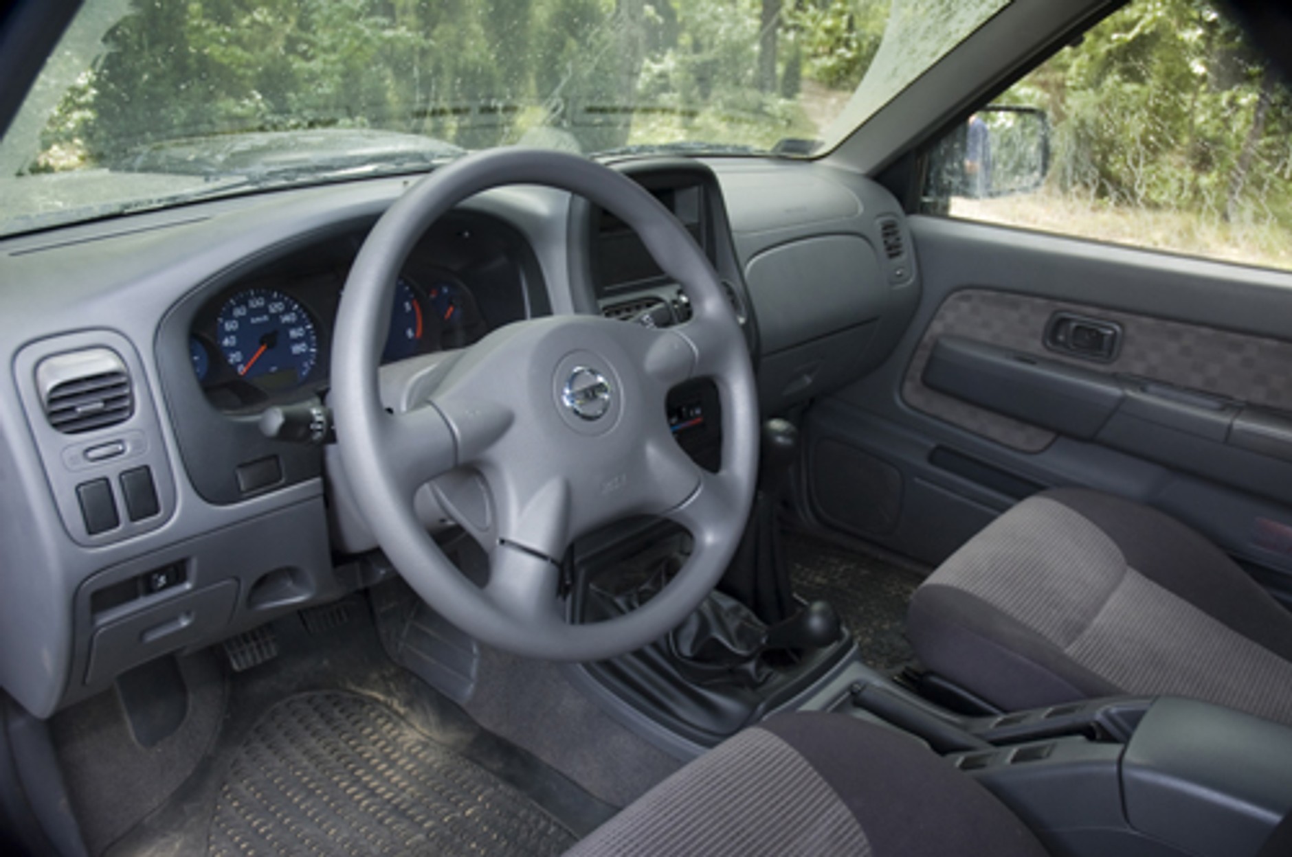 Nissan NP300 kontra Toyota Hilux. Porownanie pikapów do pracy