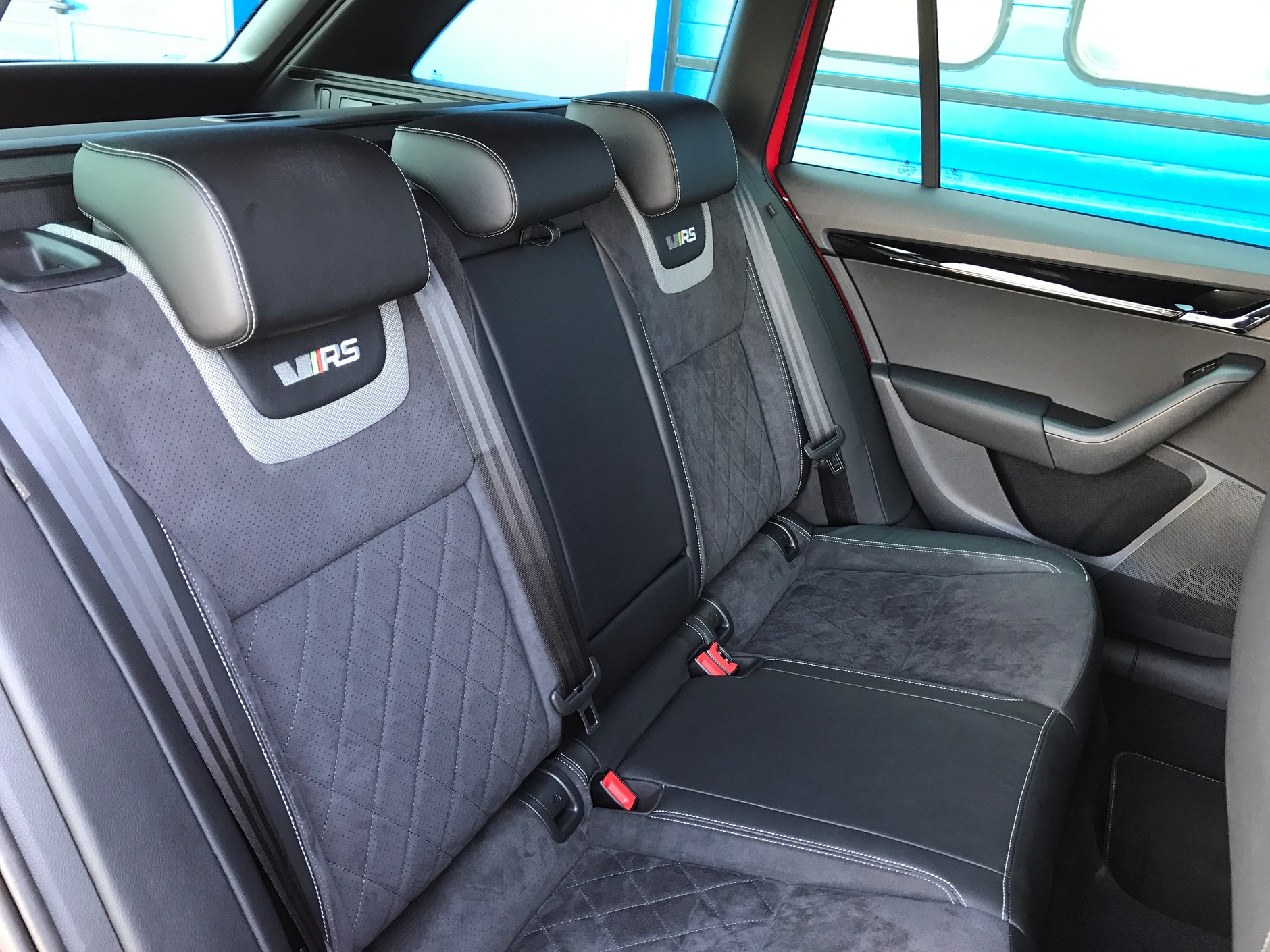 Tapicerka ze skóry i alcantary wymaga dopłaty