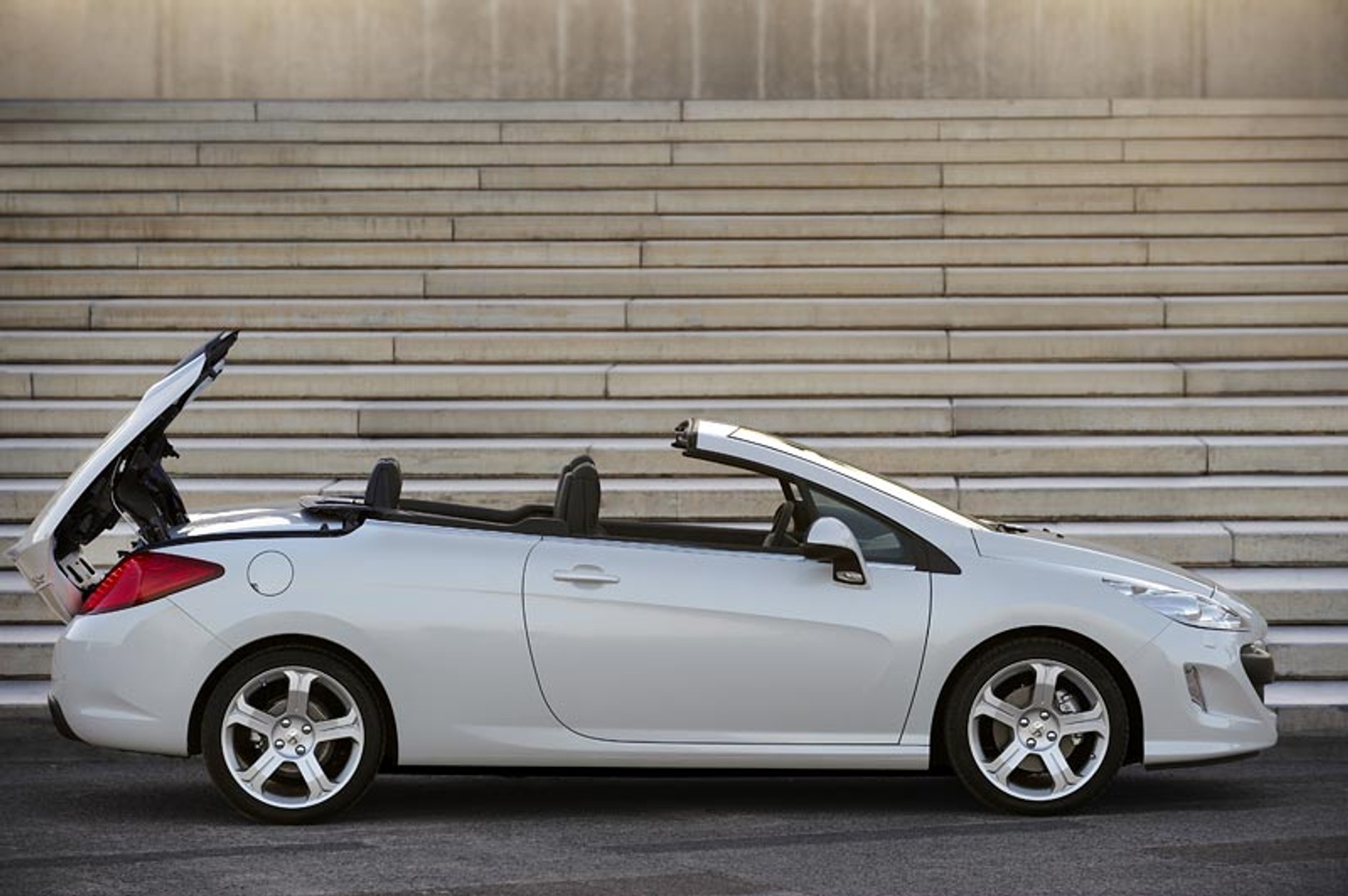 Peugeot: jadąc 308 CC z... ogrzewanym karkiem (ceny w Polsce)