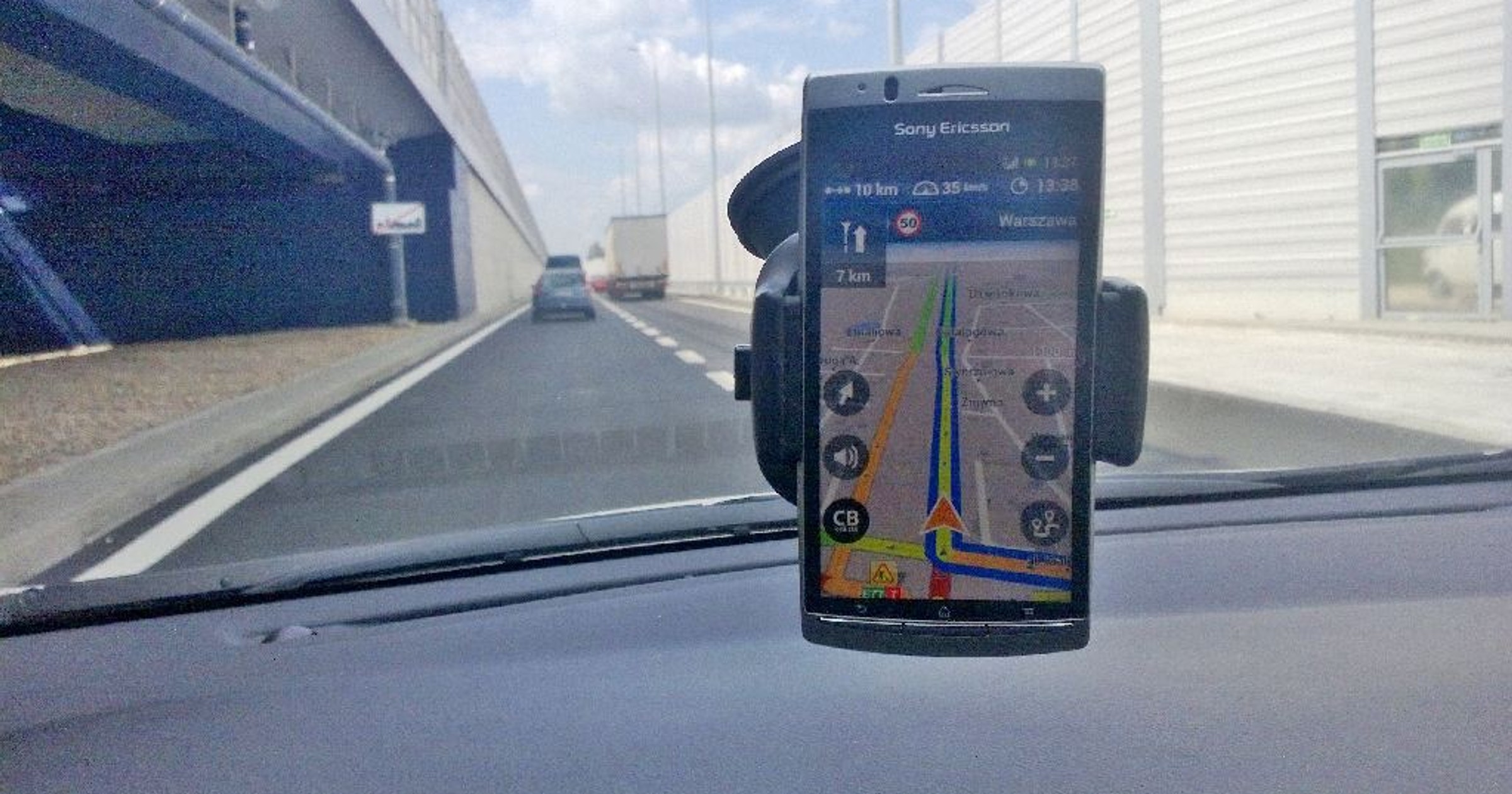 Już przy pierwszej próbie tuż po południu NaviExpert od razu poprowadził nowym odcinkiem S2 w Warszawie. 