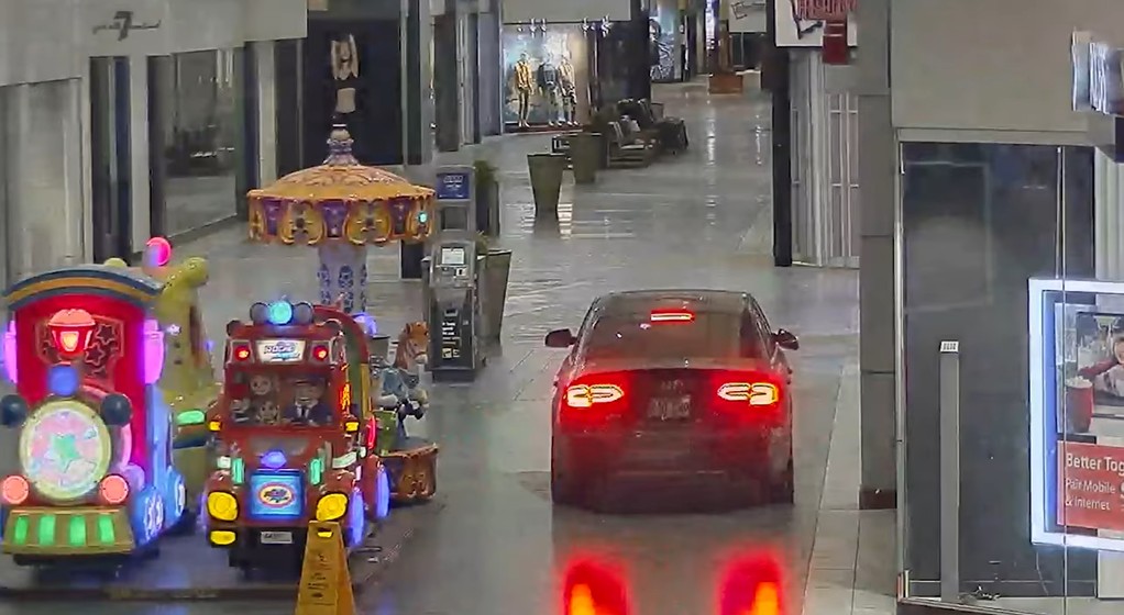 Kierowca Audi A4 wjechał do galerii na "nocne zakupy"