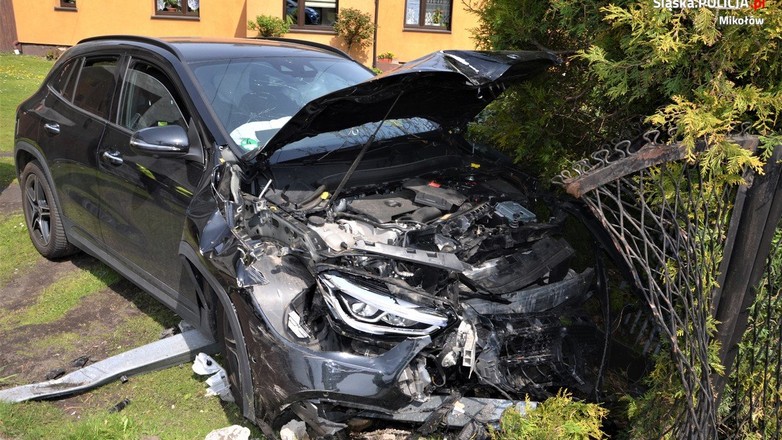 Pijana wjechała w płot. O zdarzeniu poinformował system eCall