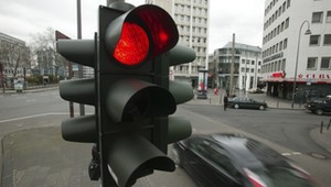Kiedy można zawracać na skrzyżowaniu ze światłami? Potrzebna jest podwójna strzałka