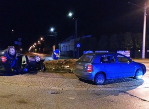 Zderzyły się dwie identyczne Skody. Kierowcy obu aut to para. Oboje byli nietrzeźwi