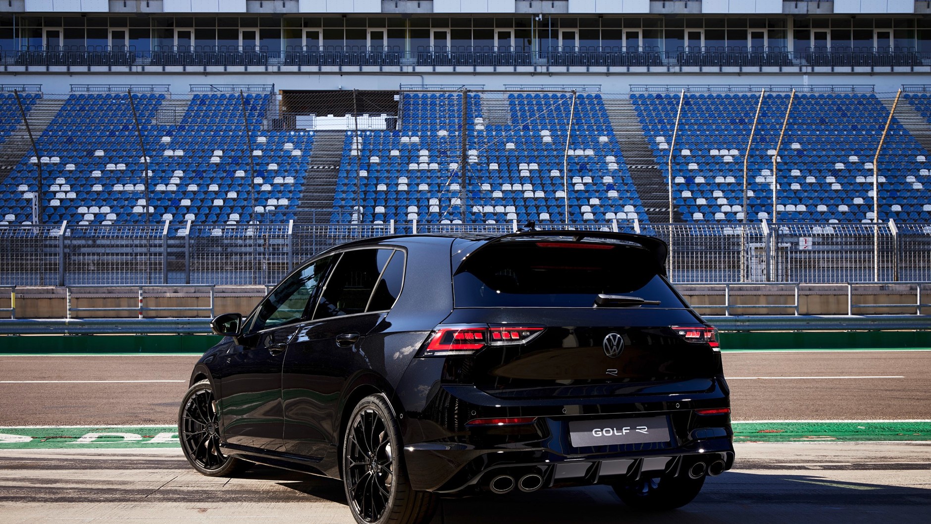 "Każdy uśmiech jest bezcenny". Volkswagen obniża ceny GTI