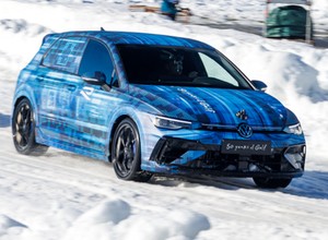 Widziałem Volkswagena Golfa R po liftingu w kamuflażu. Jeździł po lodowym torze