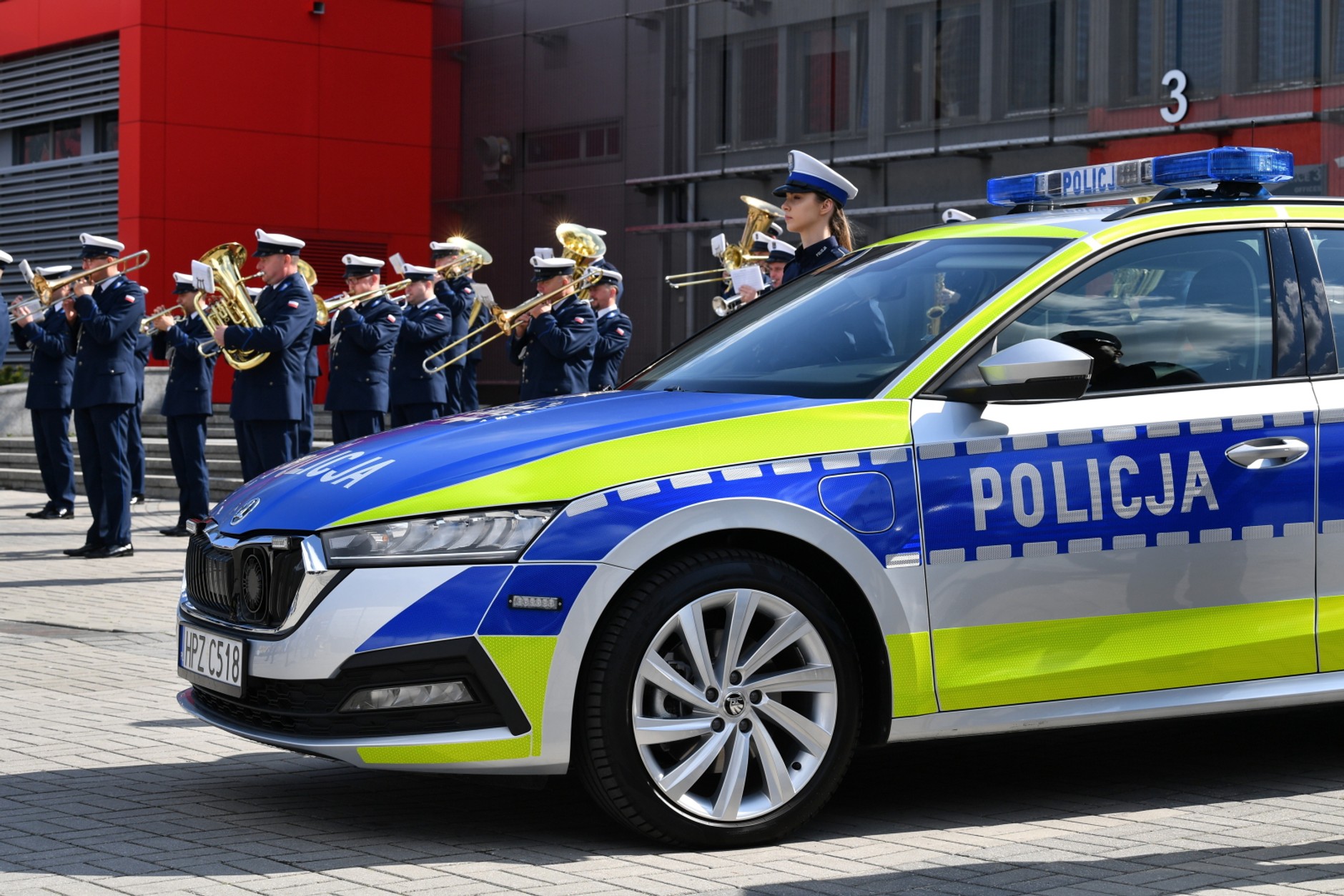 Nowe radiowozy i motocykle polskiej policji