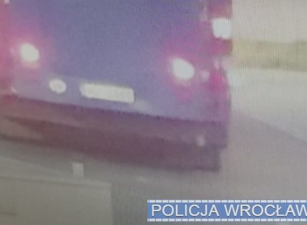 Policjanci zatankowali radiowóz i zauważyli płaczącego chłopca. Ruszyli z nim w pościg