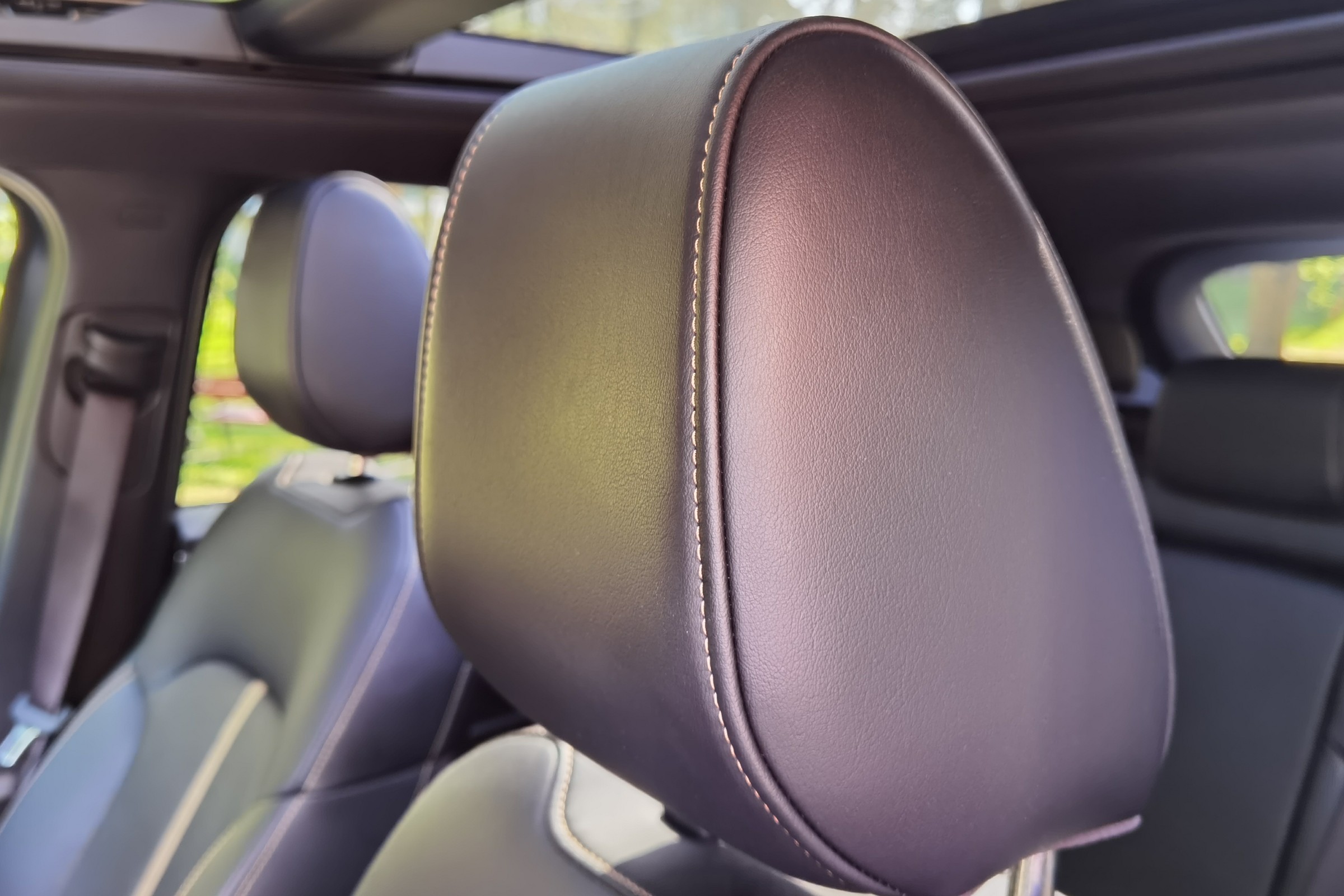 W każdym aucie jest praktyczny detal. Może uratować nie tylko twoją marynarkę