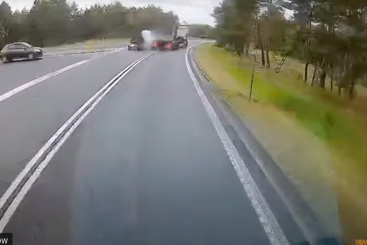 I nagle zobaczył przed sobą naczepę ciężarówki pędzącą pod prąd... Jest nagranie