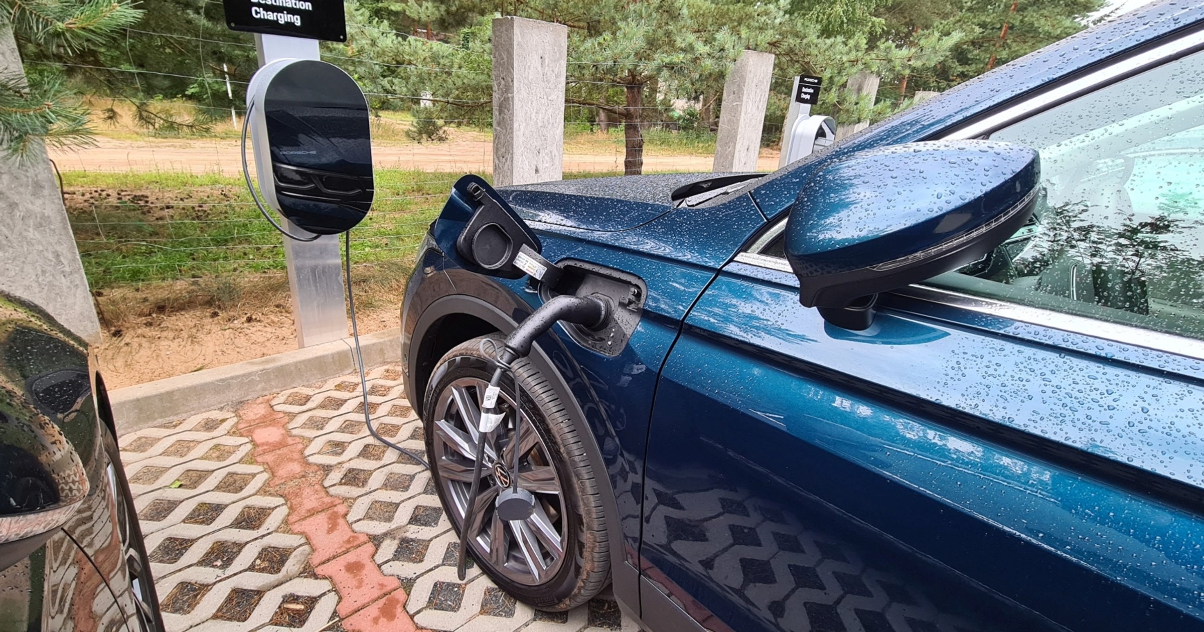 Auto z hybrydowym napędem typu plug-in