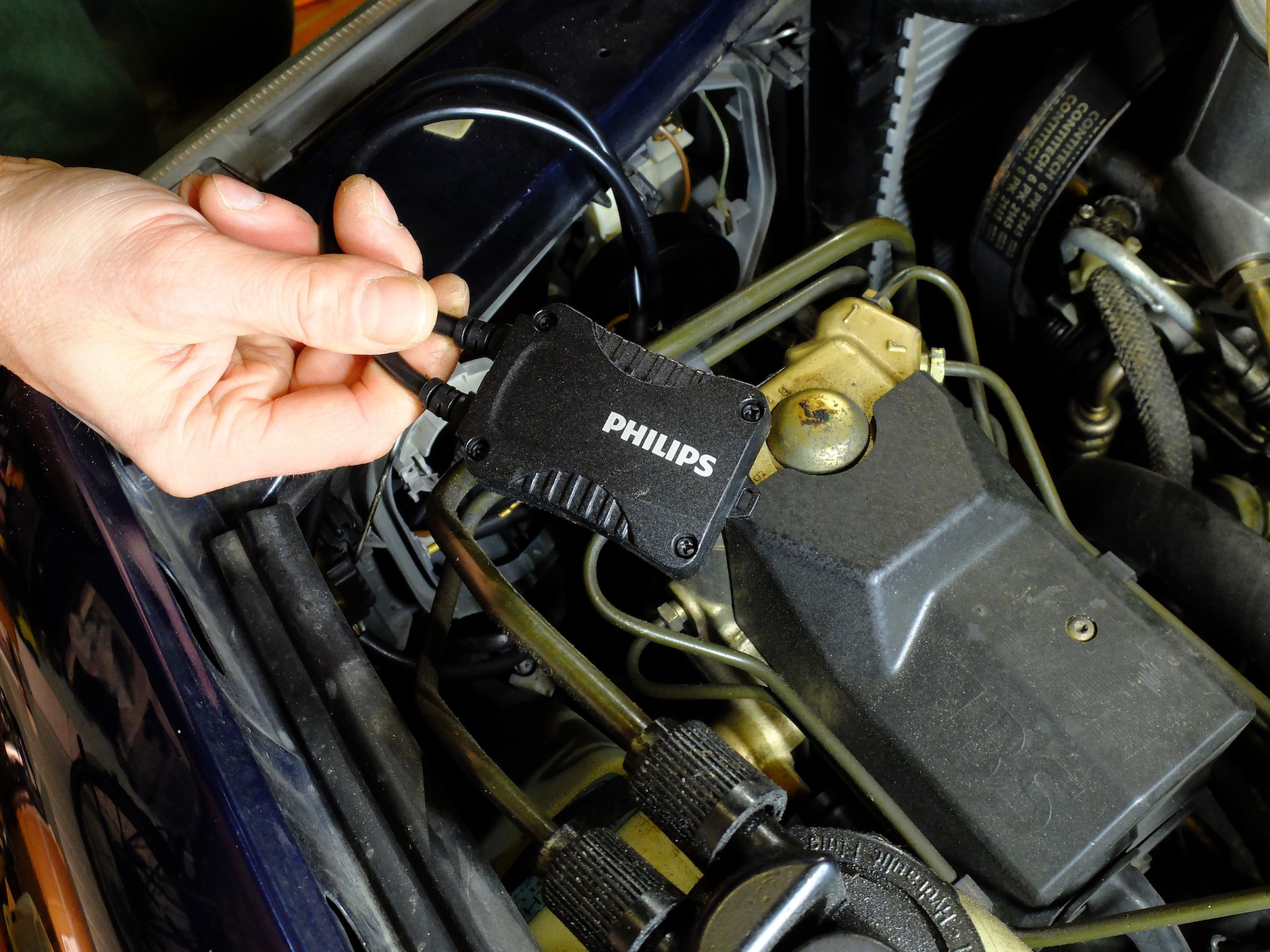 Opcja: specjalny moduł (koszt kilkadziesiąt zł za komplet) wygaszający kontrolkę przepalonej żarówki. Niestety, w autach z ery „sprzed EOBD” to może nie zadziałać.