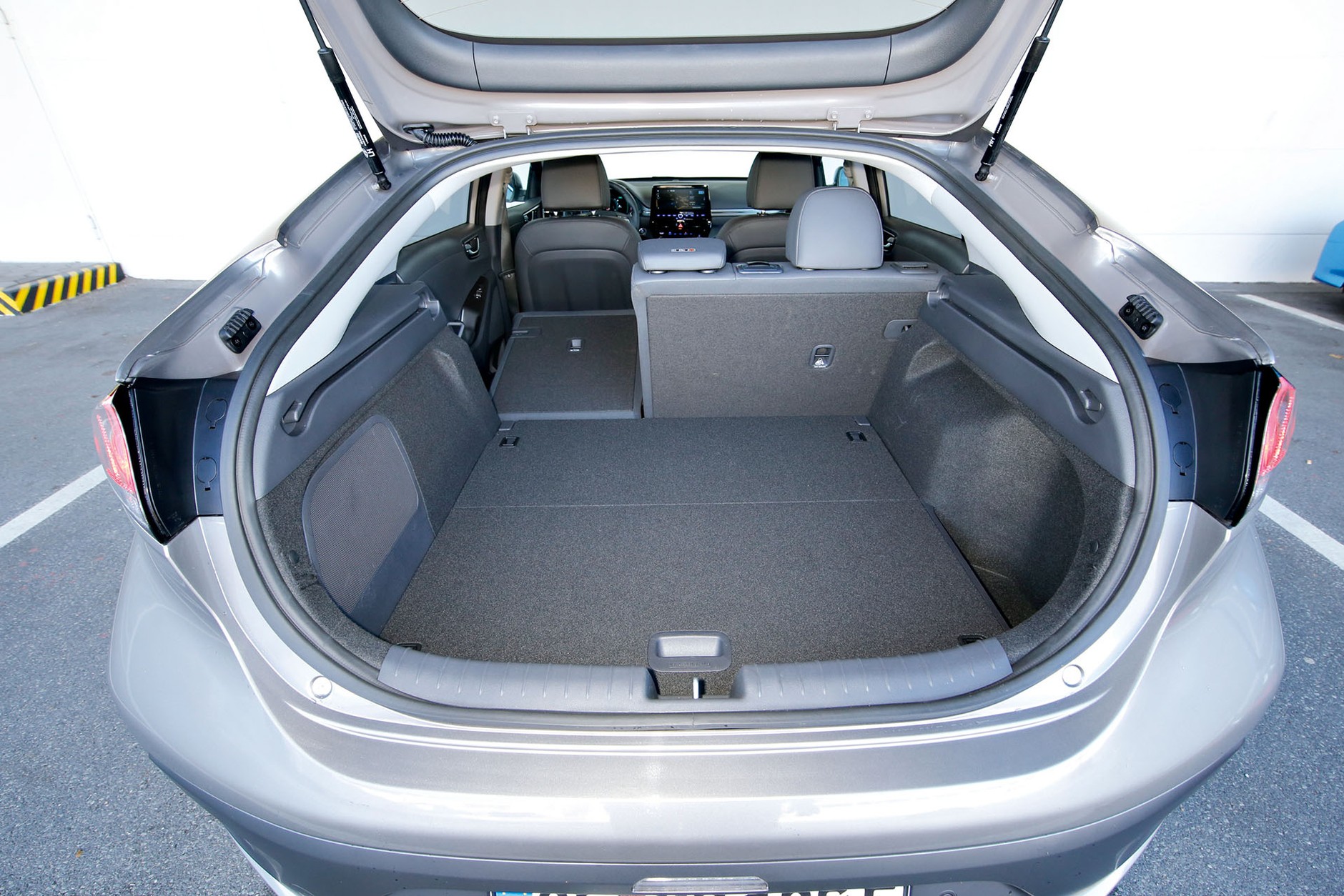 Hyundai Ioniq kontra Nissan Leaf - auta elektryczne dla ludu