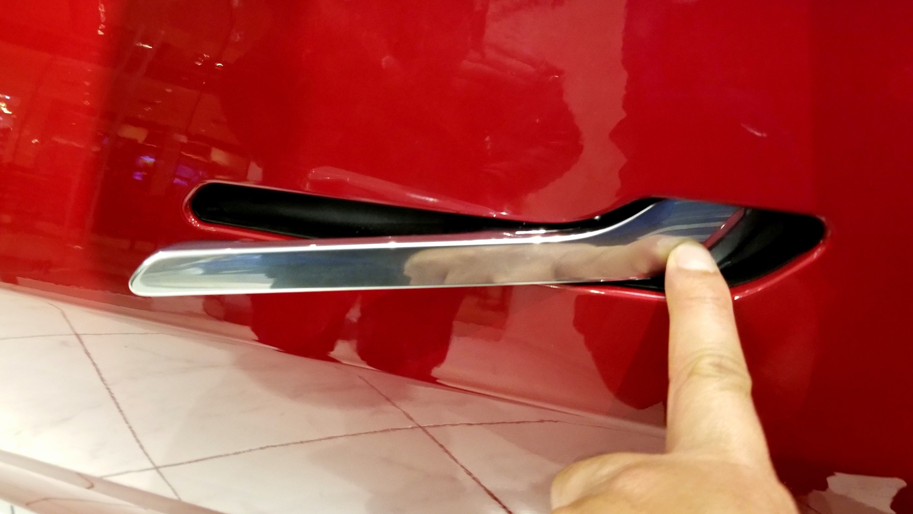Klamka zlicowana z powierzchnią drzwi - Tesla