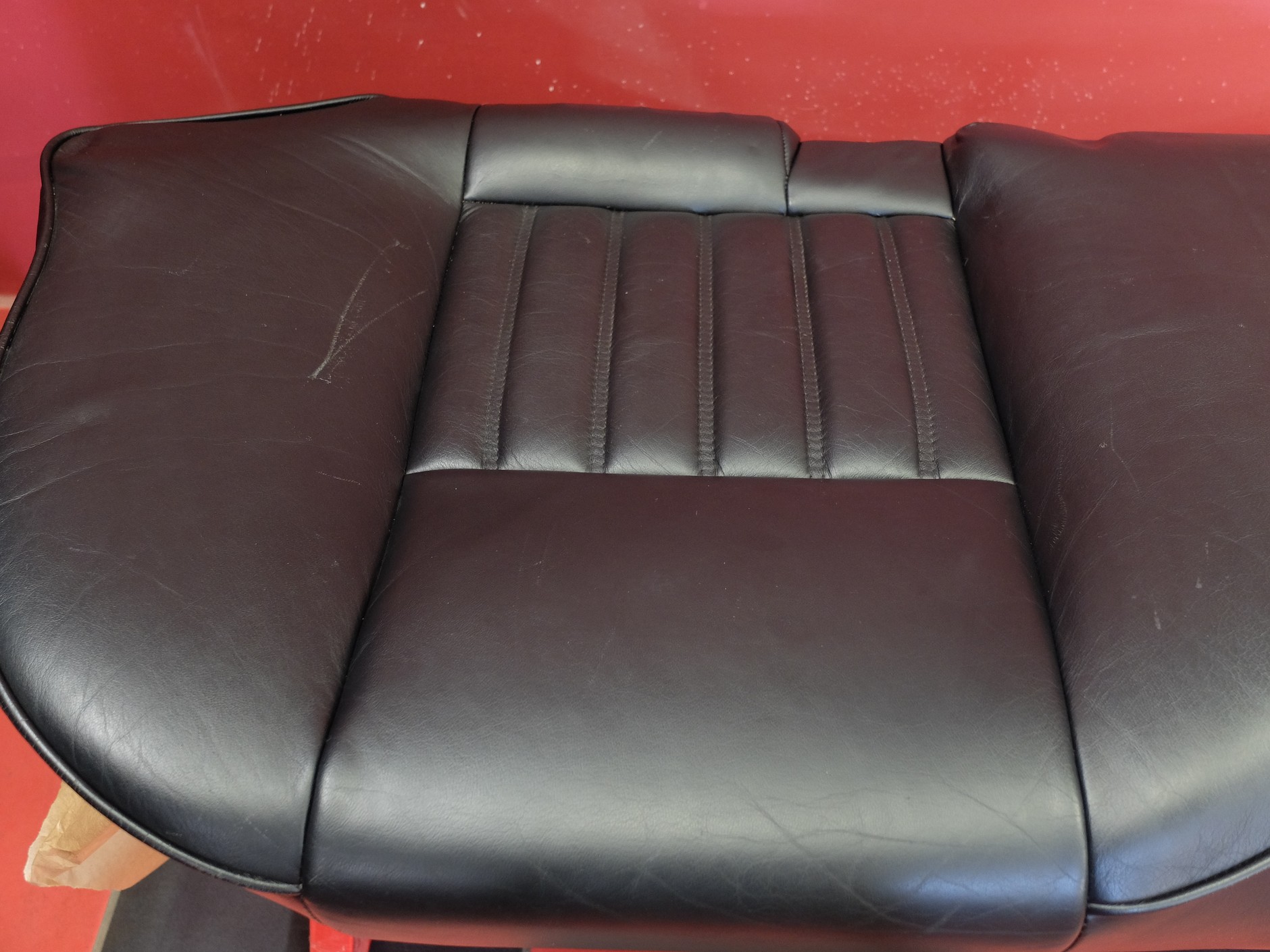 Czyszczenie tapicerki skórzanej – jak to zrobić krok po kroku