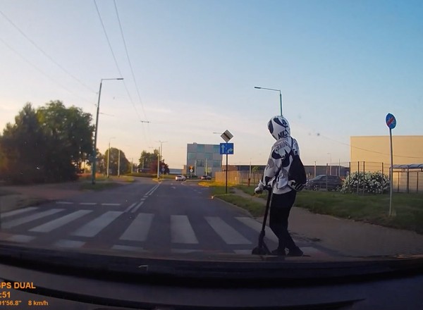 Kierowca wykazał się czujnością. Jadący hulajnogą nawet się nie rozejrzał [WIDEO]