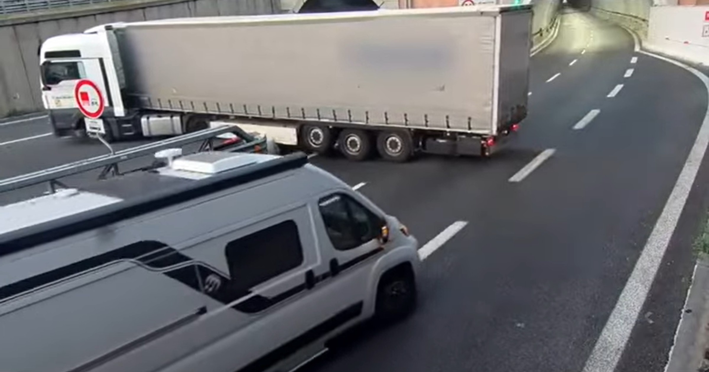 Kierowca ciężarówki zawracał na autostradzie