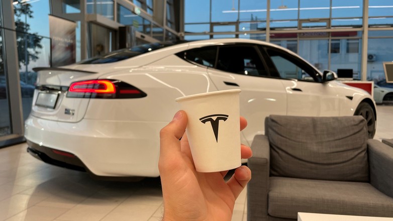 Kubeczek z logiem Tesli