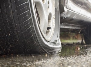 Sąsiadka jak z horroru. 82-latka od miesięcy niszczyła auta na osiedlu
