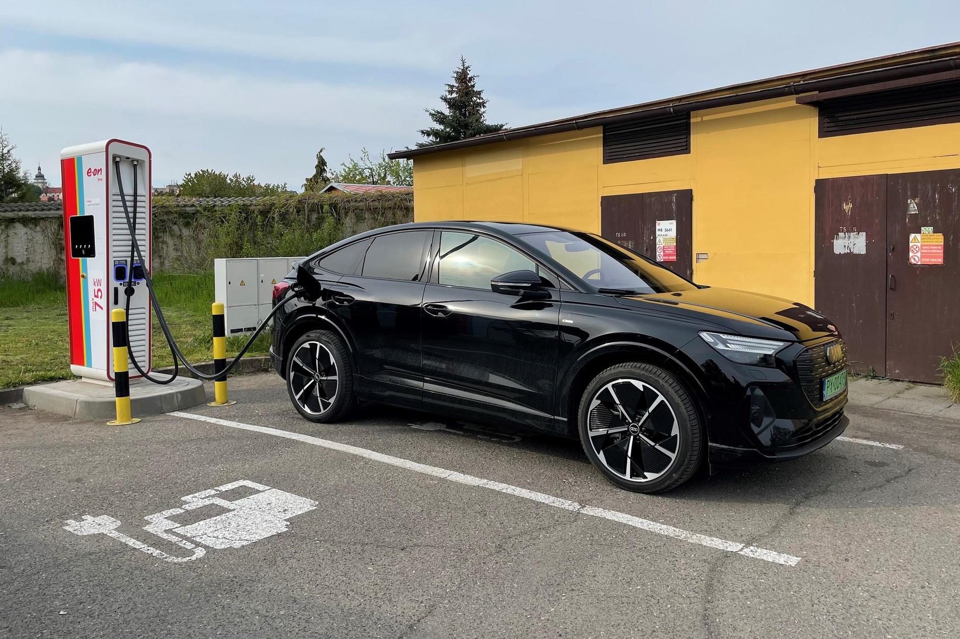 Testujemy koszty ładowania na trasie z Audi Q4 e-tron Sportback