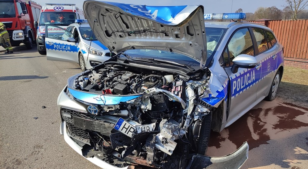 Seat zderzył się czołowo z radiowozem – kierowca był pijany