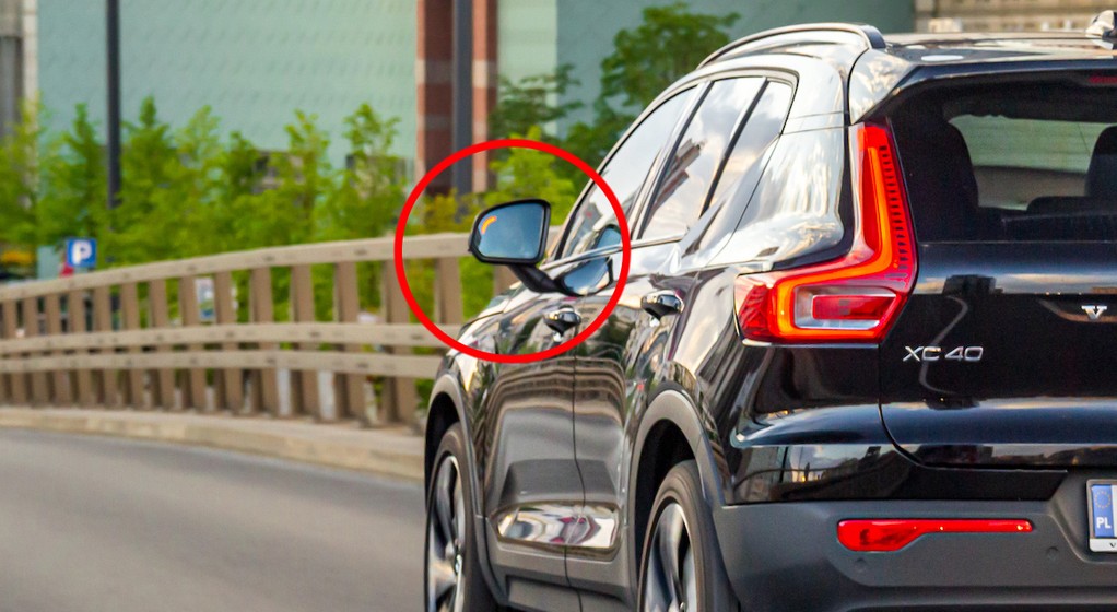 Lampka martwego pola na lusterku oznacza, że kierowca auta może nas nie widzieć