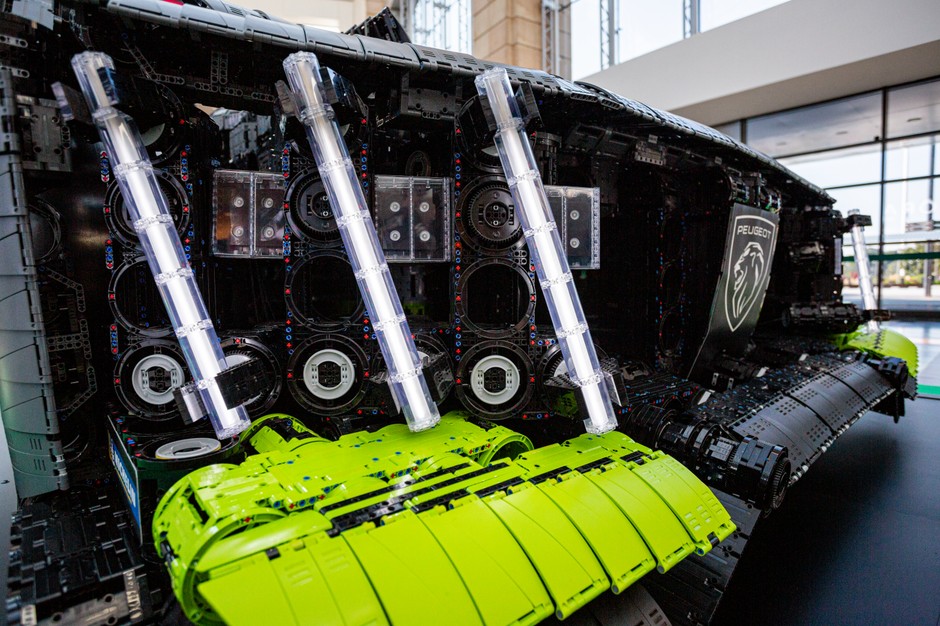 Peugeot 9X8 Hybrid Hypercar z klocków LEGO w Warszawie
