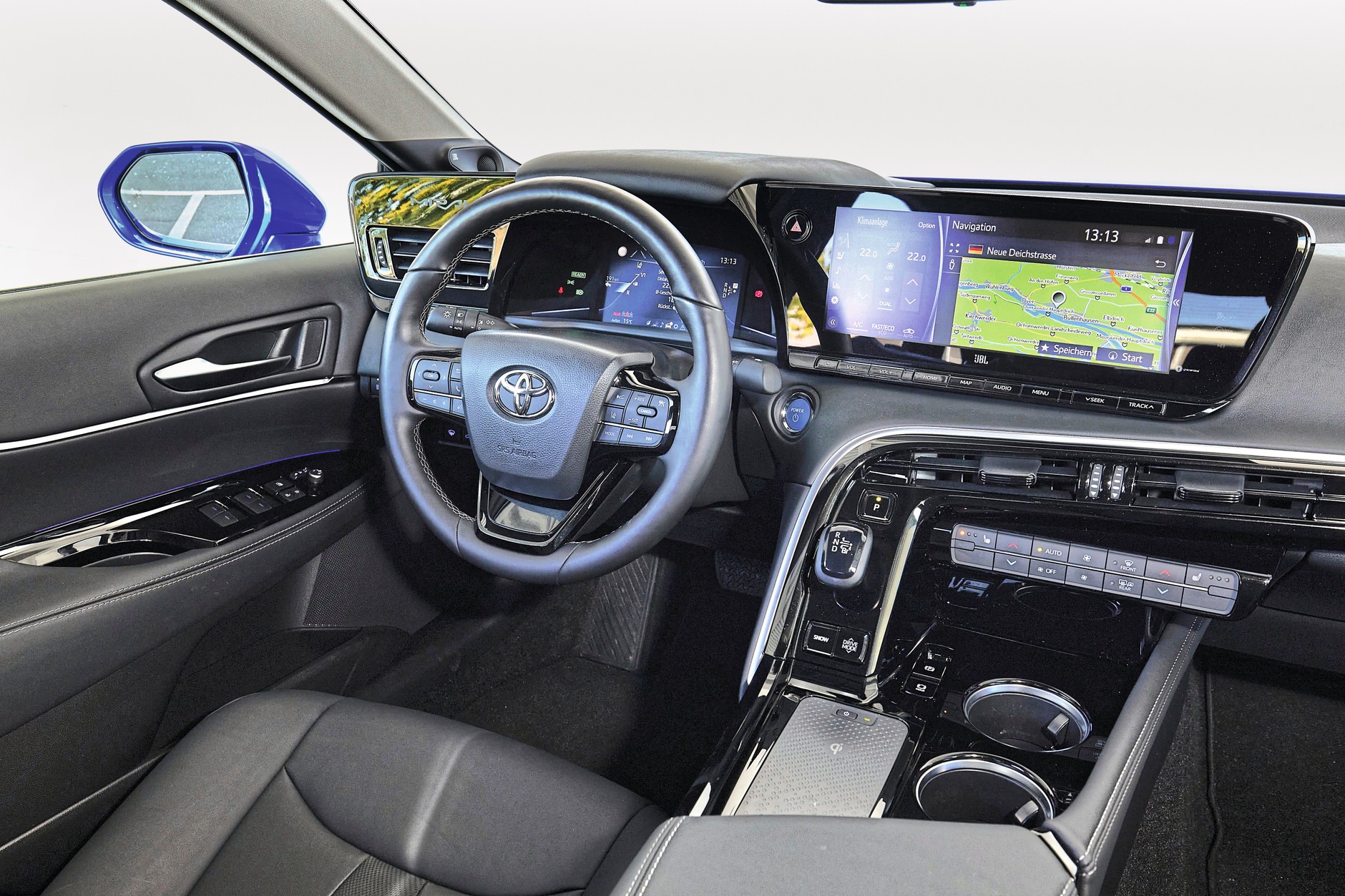 Toyota Mirai: wnętrze jak to w Toyotach. Nawigacja wyraźnie gorsza niż u konkurencji.