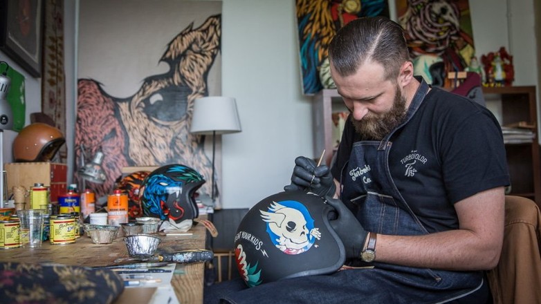 Paweł Swanski w swojej pracowni