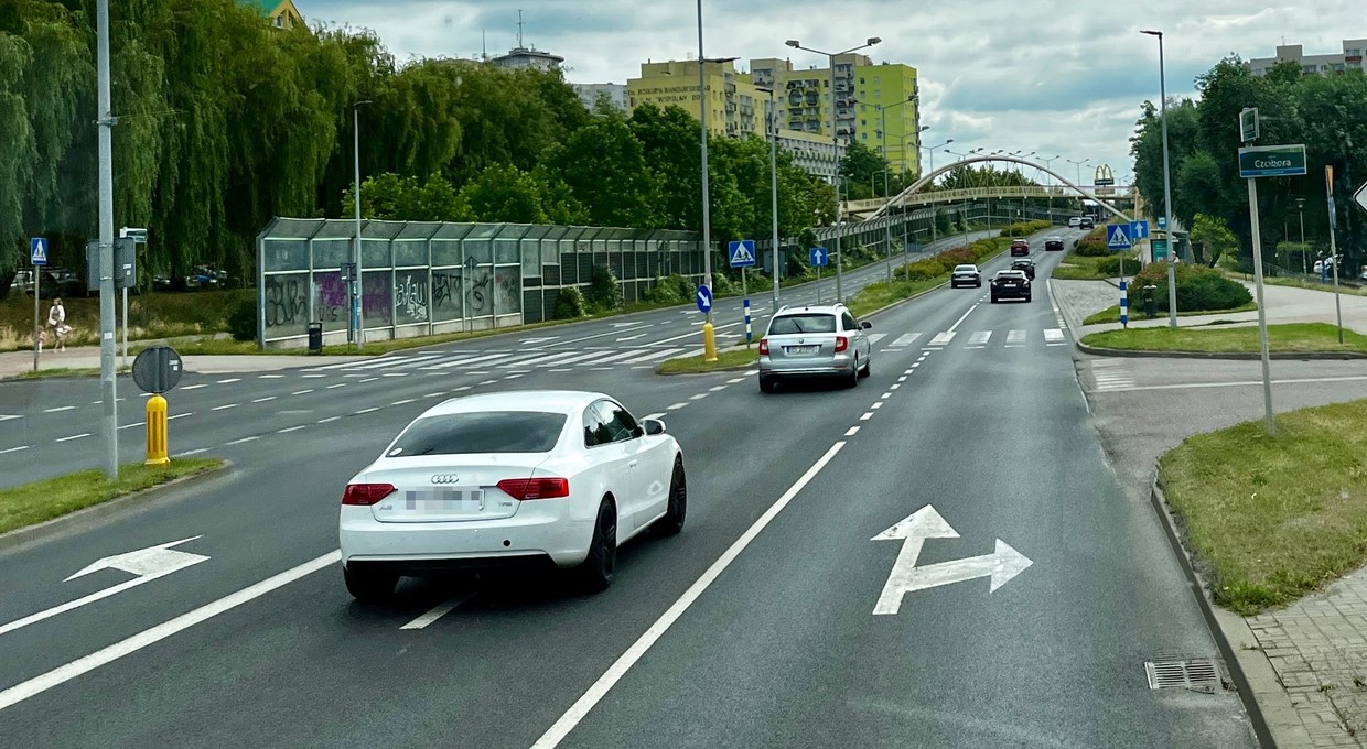 Ten znak wprowadza jedną zasadę. A kierowcy i tak o niej zapominają