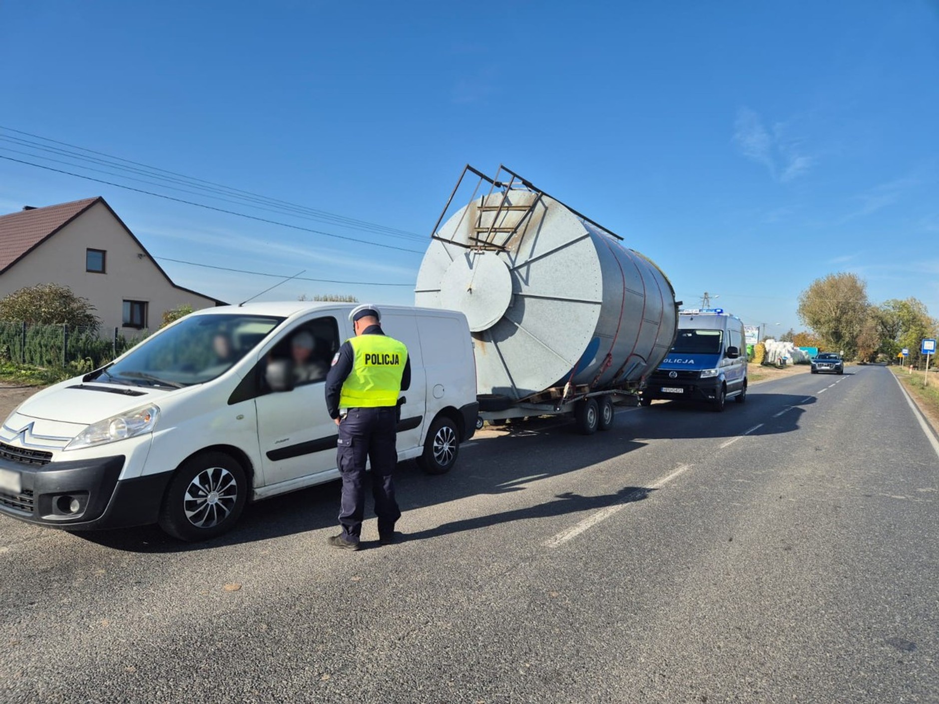 Kierowca citroena wiózł silos