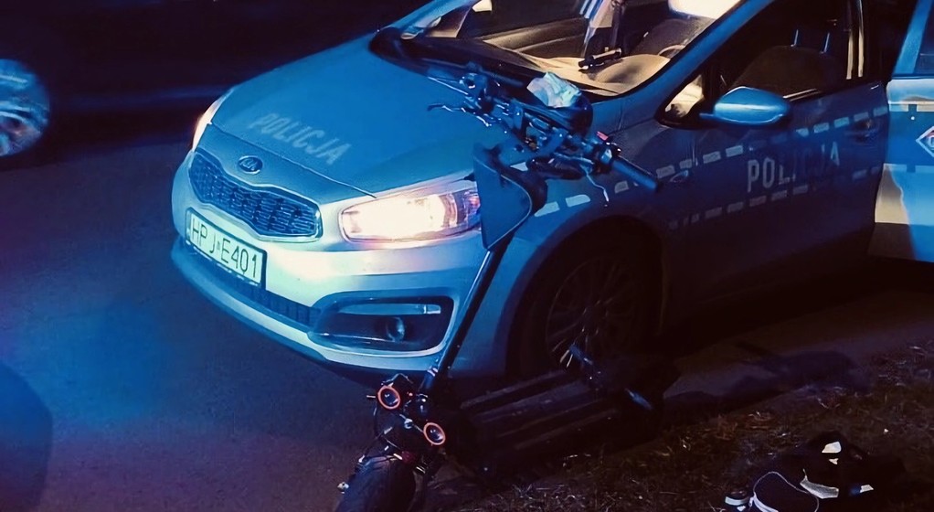 Hulajnoga elektryczna na tle radiowozu po pościgu w Kędzierzynie-Koźlu