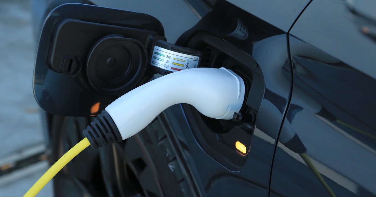 Ładowanie hybrydy plug-in - zdjęcie ilustracyjne