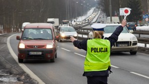 Policjanci bawią się w szeryfów. Jak powinna wyglądać kontrola drogowa?