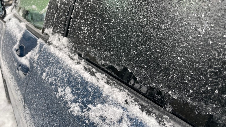 Lód na szybach samochodu w zimie