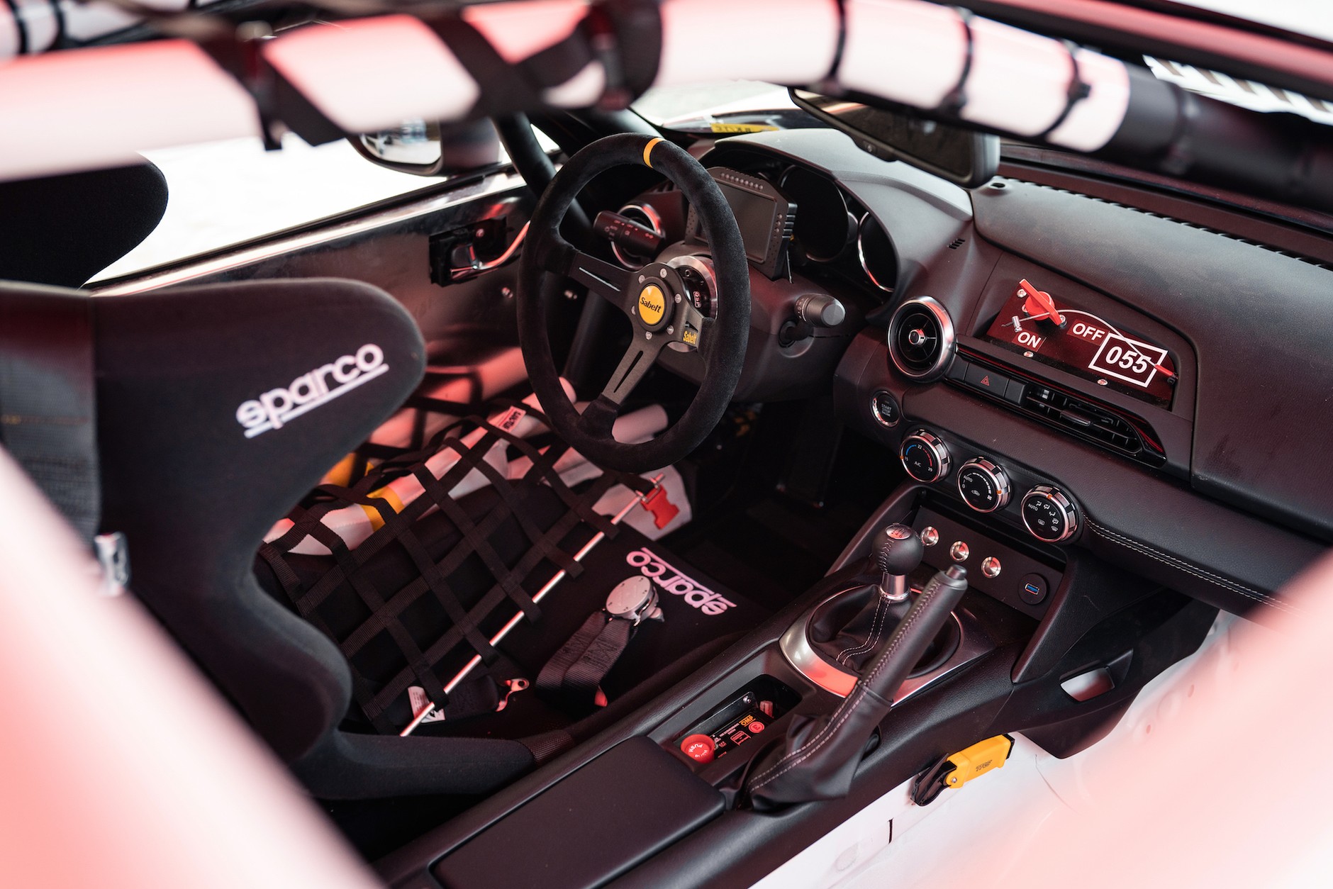 Wnętrze ogołocone, dołożono: sportową kierownicę i wyczynowe fotele z pasami szelkowymi, boczną siatkę, a także wyświetlacz Ecumaster, system gaśniczy i główny „hebel” zasilania.