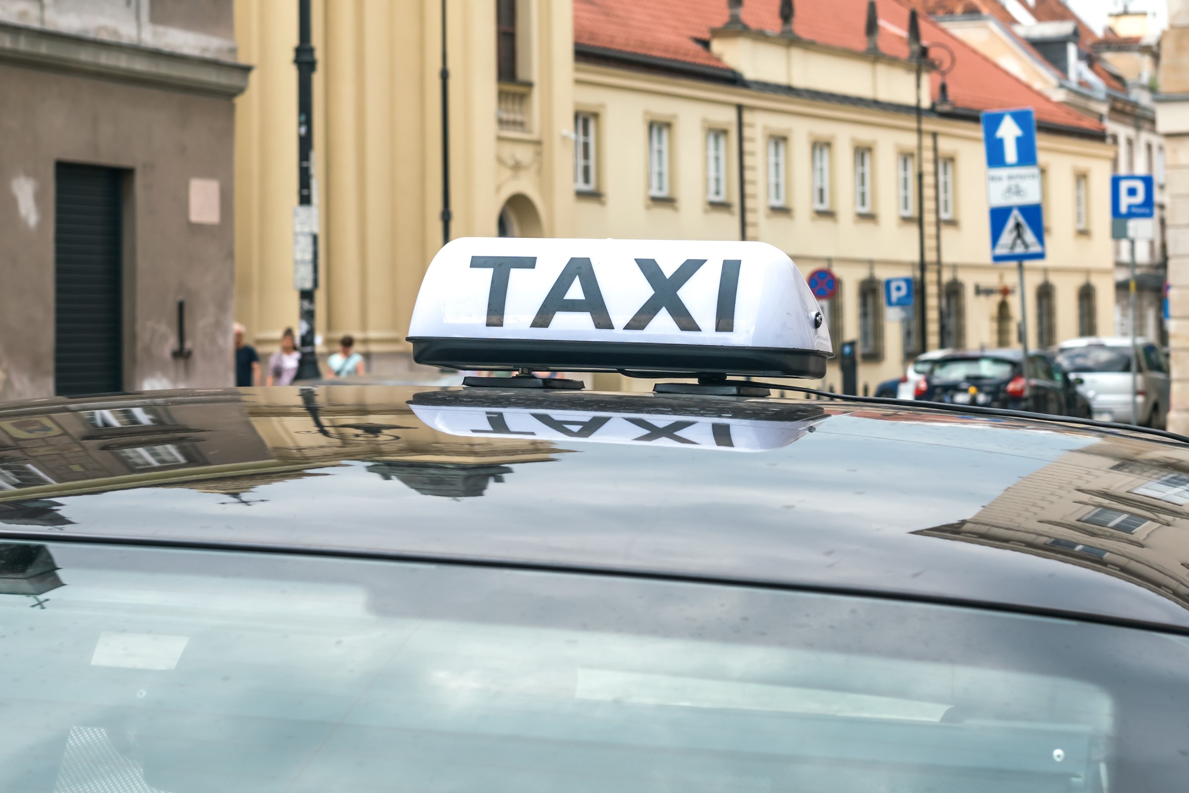 Taksówkarz otrzymał podejrzane zlecenie. Razem z policją przechytrzył oszustów