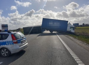 Uwaga na silny wiatr - wywrócona ciężarówka na wybrzeżu