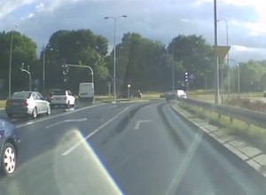 Kamera w aucie pomogła kierowcy. Na podstawie nagrania policja ukarała sprawcę zdarzenia