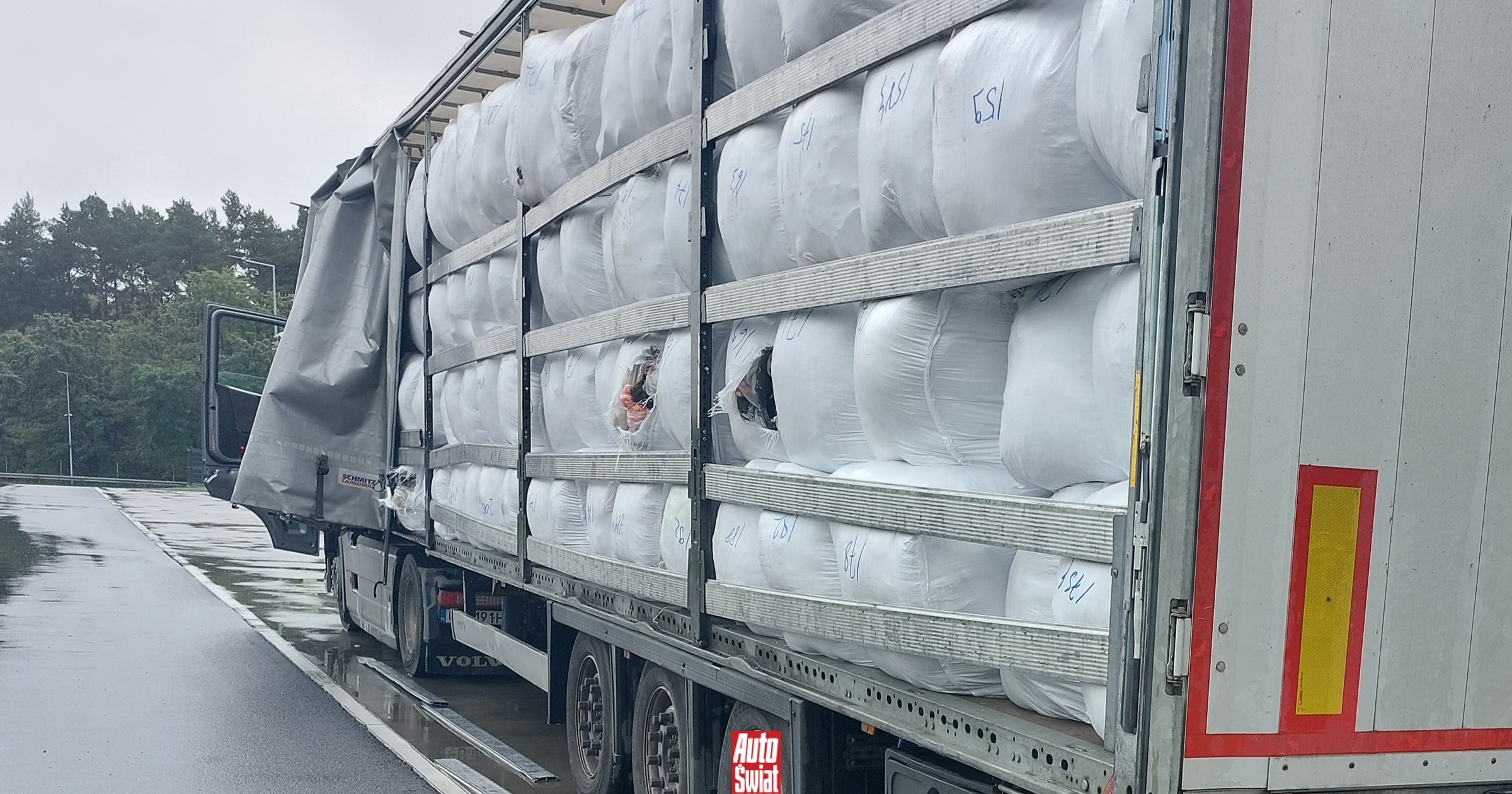 Zatrzymany tir na drodze S3. W naczepie była nie tylko używana odzież