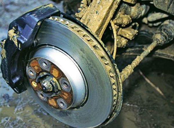 Dlaczego auto źle hamuje? Podpowiadamy jak naprawić hamulce
