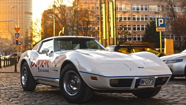 Corvette, Duży Fiat, Syrena czy chiński elektryk - najciekawsze auta do wypożyczenia na minuty