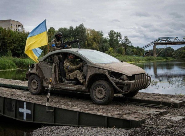 W Ukrainie przerobili kabriolet na auto bojowe. Trudno poznać co to za model